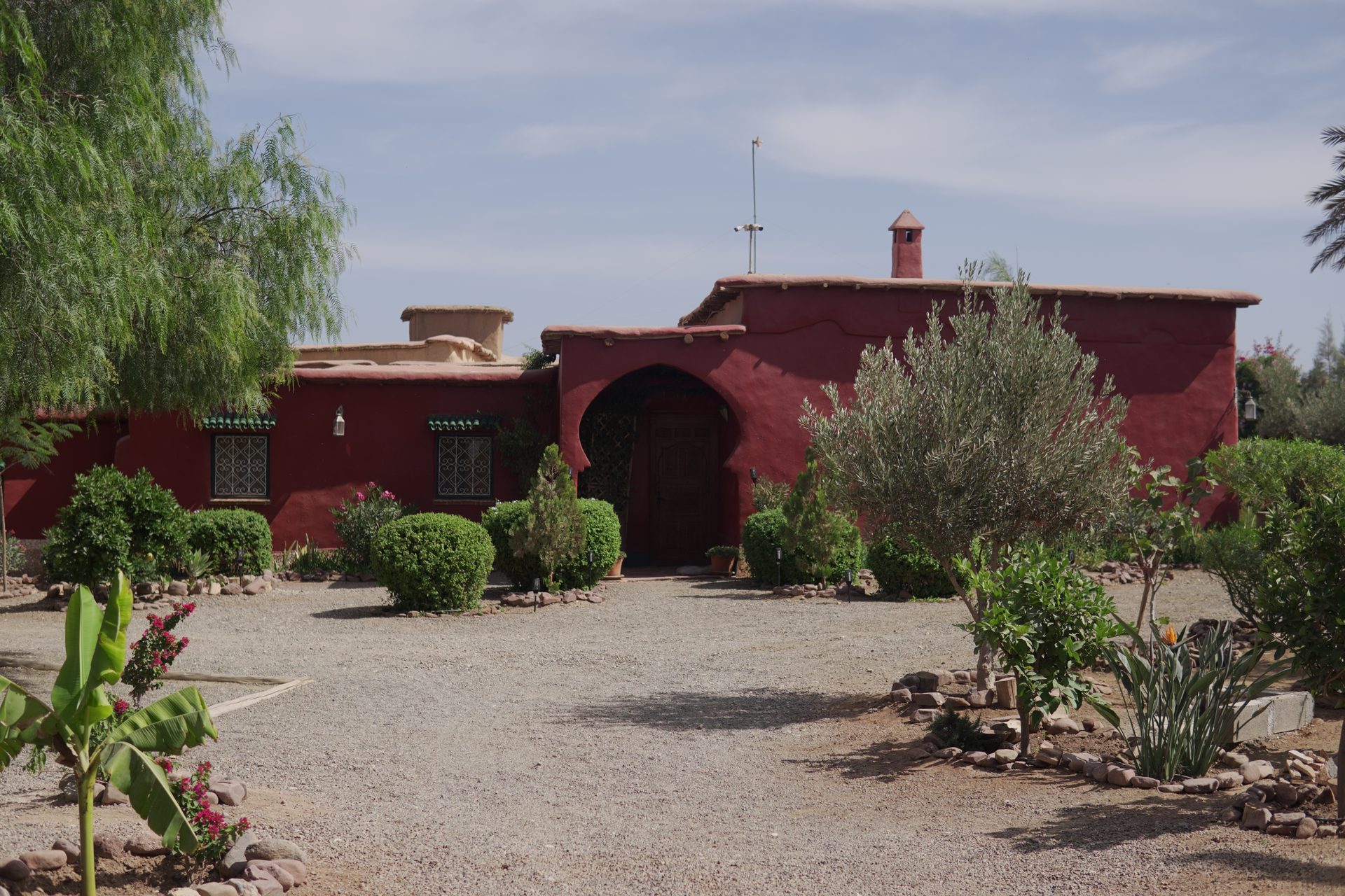 Terrakotta-Fassade und Garten des Riad Beldi by MaHa